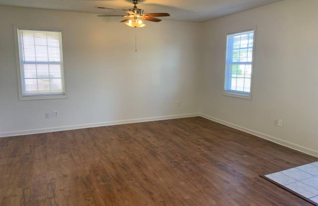 4 Bedroom Home close to HWY 421 & I40 Gallery 3