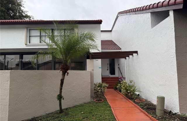 9901 NW 9th St Cir - 9901 Northwest 9th Street Circle, Fountainebleau, FL 33172