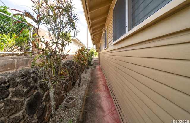 Studio in Pearl City $1500 1453 Kalauipo Street - Utilities Included Gallery 4