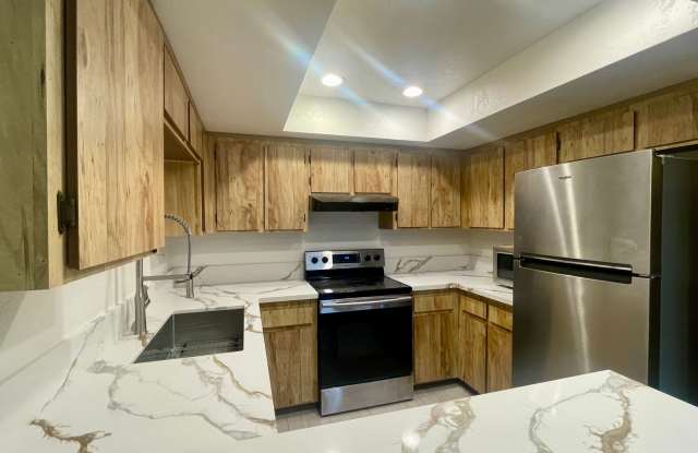 2 Story, 2 Bedroom 1.5 Bath Townhouse w/ Large 2 Car Garage Available Gallery 4