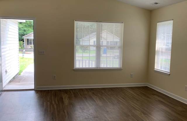3 Bedroom 2 Bath House Available on Hillsdale Drive Gallery 4