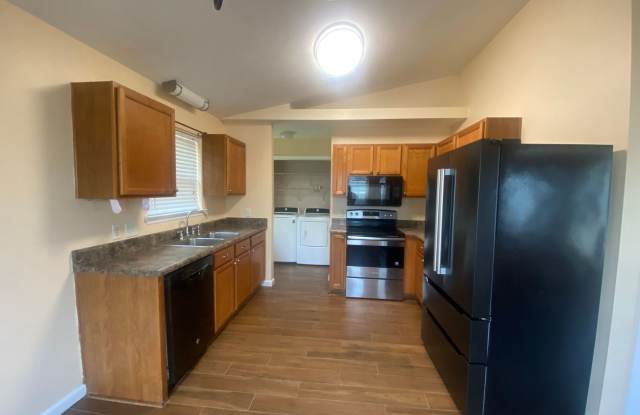 Efficient 3Bed/2Ba Home, Conveniently Located to Tyndall AFB! *1/2 OFF Security Deposit for A-D Military!* Gallery 3