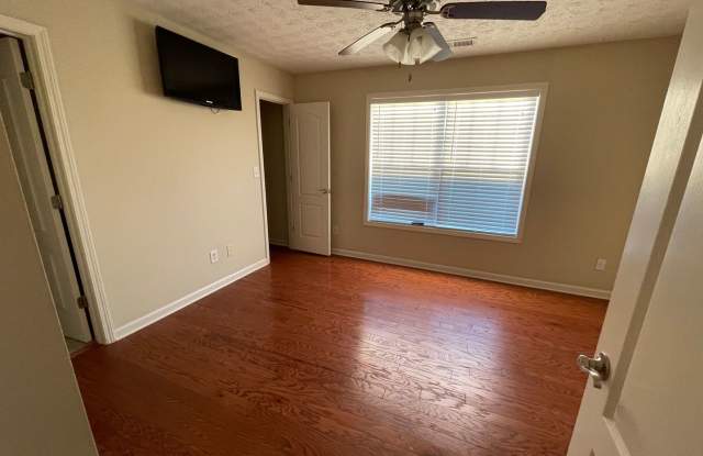 4 bedrm, 3 bath, garage, pool, tennis courts, Lake Oconee photos photos