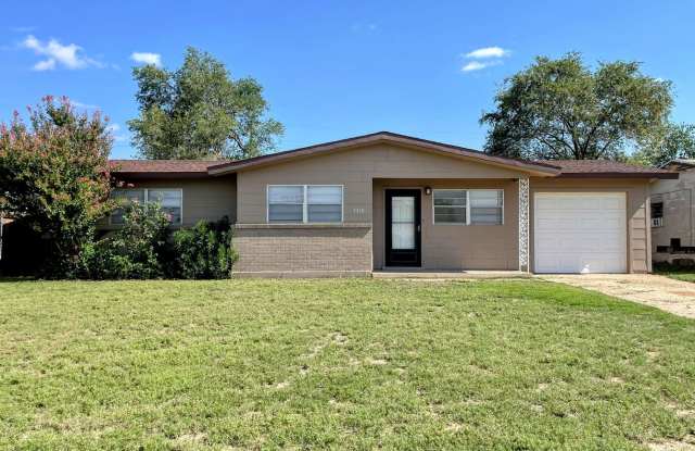 Newly renovated 3/1 with fenced back yard and storage building photos photos