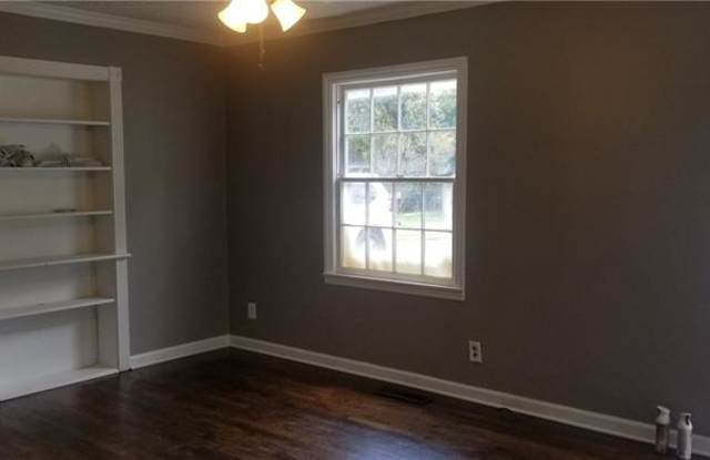 1931 Hazelwood Circle SE Gallery 3