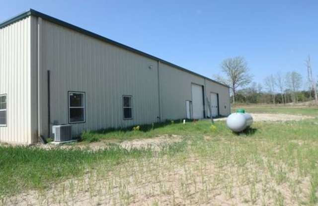 WOW - Awesome 3 Bed House With Huge Attached Shop! Gallery 3
