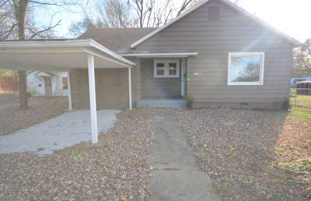 3 Bedroom home with a bonus room - 2412 West Lincoln Street, Springfield, MO 65802