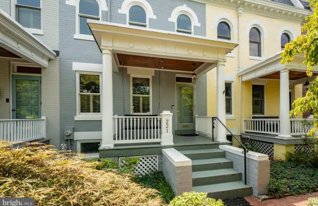 221 E Street SE Gallery 4