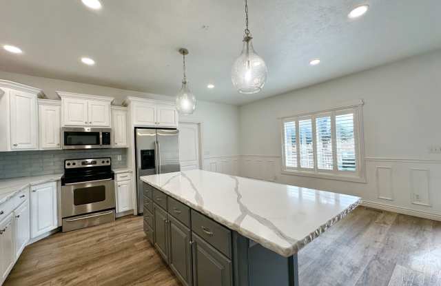 Stunning 6 Bed / 3 Bath | Great Location | Expansive Living Space photos photos