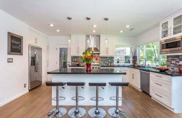 Remodeled 3BD/2BA W/Detached Studio - 2127 Kelton Avenue, Los Angeles, CA 90025