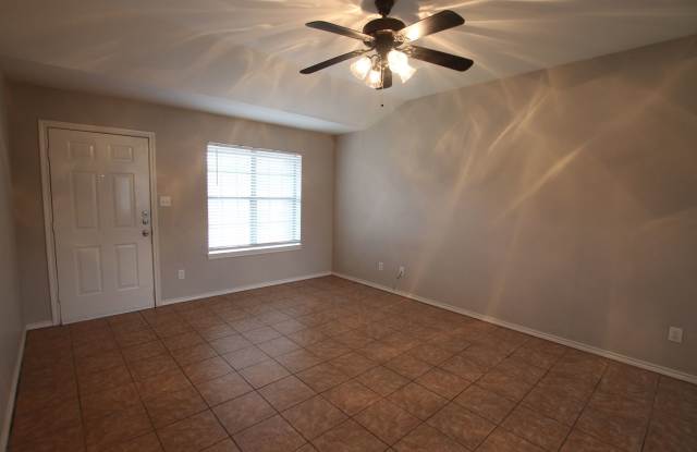 2 Bedroom Duplex for Rent in Lindale! Gallery 2
