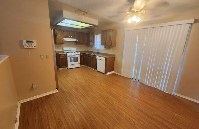 Corner Lot 2 Bedroom w/ 2 Car Garage Gallery 4