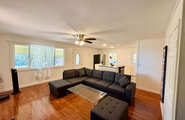 Optimal Location in the Heart of Paia Town - 3bd/2ba with Peek-a-boo Ocean Views! photos photos