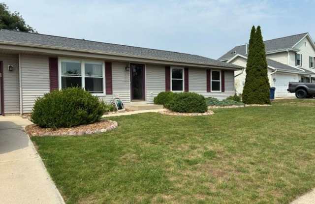 Charming 3 Bedroom - 3 Bath House in Oak Creek Gallery 4