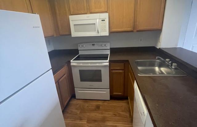 ONE BEDROOM ONE BATHROOM! WATERFRONT COMMUNITY!!! Gallery 1