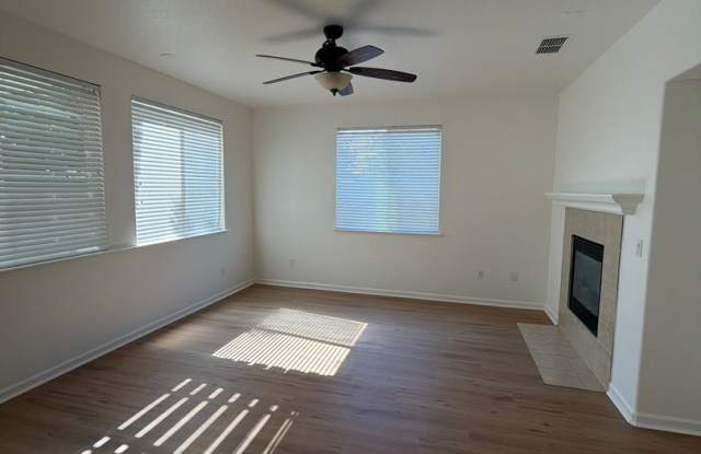 Corner Lot - 4 Bed 2 Bath !! Gallery 3