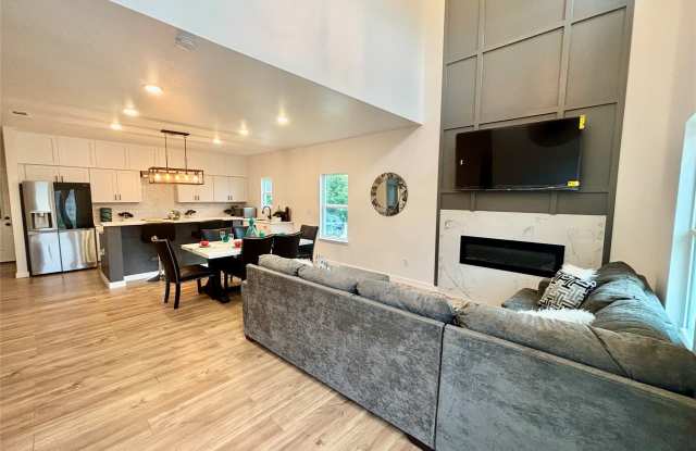 5114 Stoneridge Drive Gallery 2