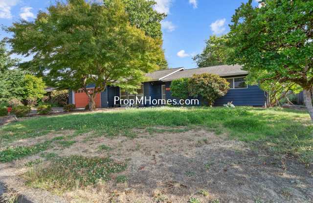 Charming Three Bedroom Home in Hillsboro w/ Sunroom! Gallery 3