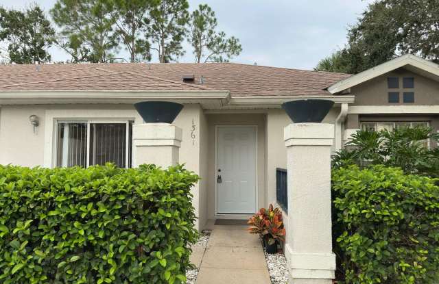 Spacious 3/2 Town Home in Meadow Woods. Available Now! photos photos