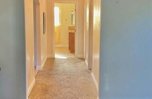 Unique Second Floor 3 Bed 1 Bath 1,148 Sq Ft Sacramento Duplex Gallery 3