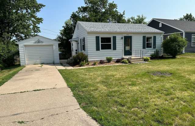 1430 Staub Ct NE - Cedar Rapids, IA photos photos