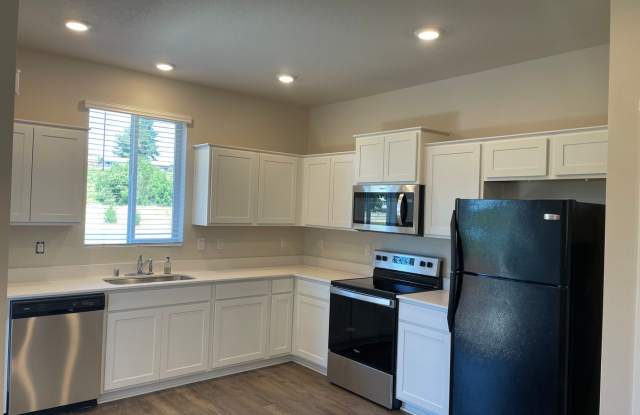 HALF OFF FIRST MONTHS RENT 3 Bed 2.5 Bath Home in Vancouver! Open Concept Living Space! Stainless Steel Appliances! photos photos
