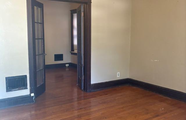 LAN- 5105-07 S Broadway Street Gallery 4