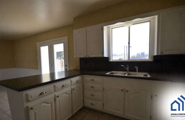 Beautiful 3 Bedroom 2 bath home just blocks from Angelo State's campus! Gallery 4