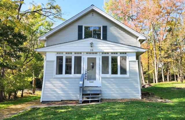 Move in ready! - 35 Thames Avenue, Bedford, OH 44146