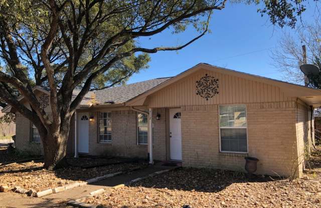 2/1 Duplex with Fenced Backyard! photos photos