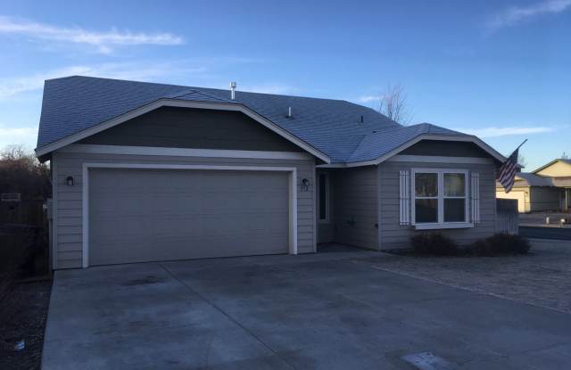 Lovely 3/2 Diamond Bar Community in Redmond! 712 NE Redwood - 712 Northeast Redwood Avenue, Redmond, OR 97756