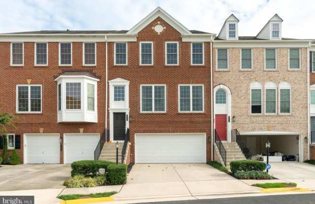 8189 Laurel Crossing Ln - 8189 Laurel Crossing Ln, Laurel Hill, VA 22079