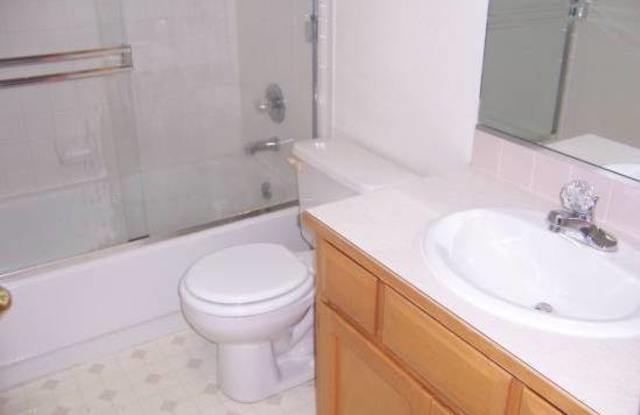 3 Bedroom, 2 Bathroom Patio-Ranch Style Home Gallery 4