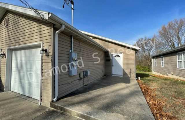 Cute 2 Bed Duplex Available Now - 2 bed, 2 bath, 1 car garage! photos photos