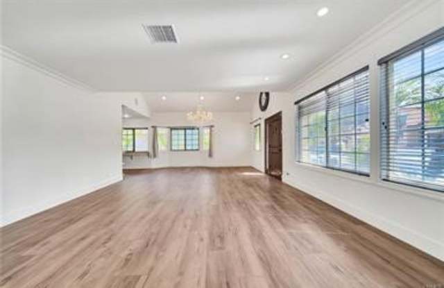 16707 Moorpark Street Gallery 3