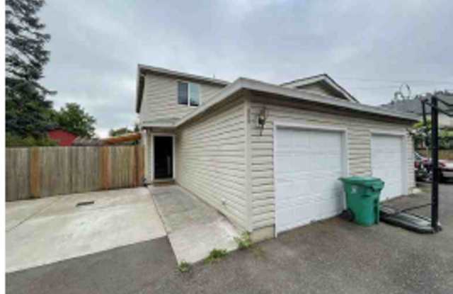 Cozy Duplex - 15361 Southeast Powell Boulevard, Portland, OR 97236