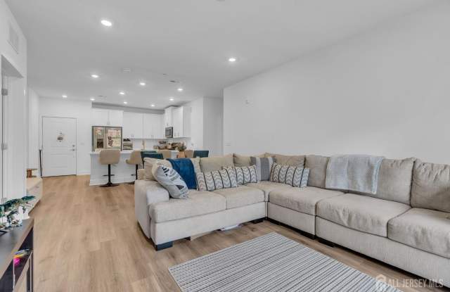 28204 Radford Court Gallery 4