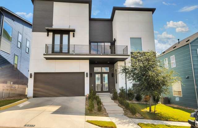Spacious  Modern 3BR 2.5/BA Home with Large Backyard  Balcony photos photos