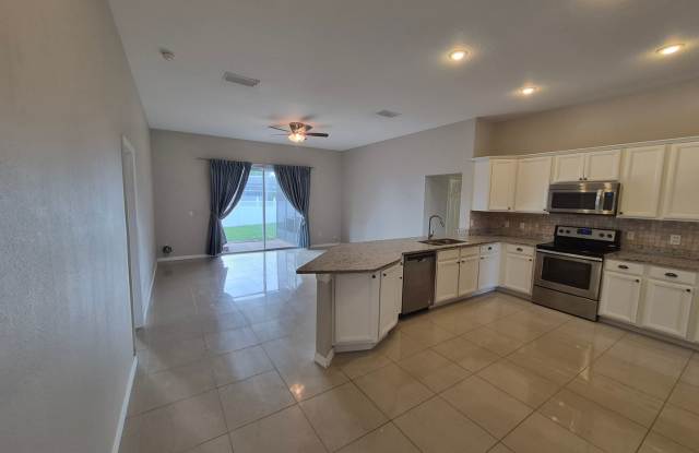 4 Bedroom Home with Solar & Internet Included Gallery 4