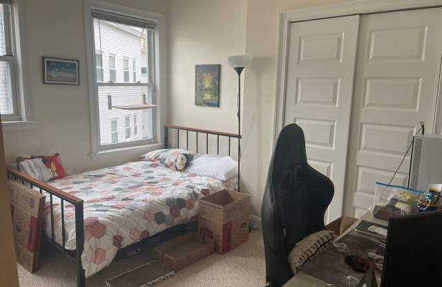 Stunning 2 bed , Free Month/No fee Exposed brick, Central AAC, Porch Super Sunny Awesome layout!  12.1 ot 10.1.2026 Gallery 3