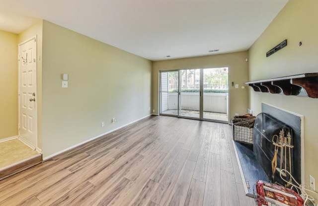 Wonderful on Wonderland - Spacious 2 + 2 condo Gallery 3