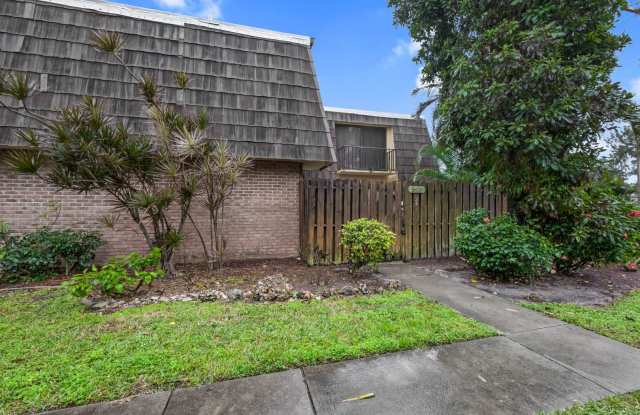 READY TOWNHOME LOCATED IN A PRIME FORT MYERS LOCATION!!! - 5620 Malt Drive, Villas, FL 33907