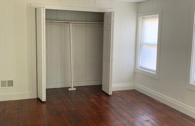 3 Bedroom House, Parking, 1st Floor Laundry-York City SD Gallery 4