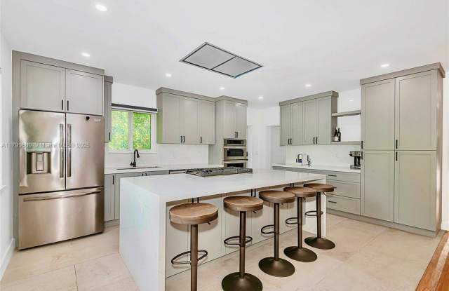 10450 NE 5th photos photos