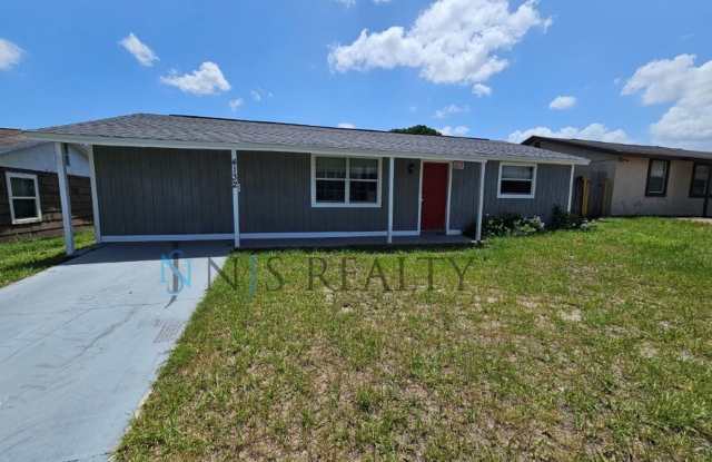 Gorgeous 3/1 1080sf with UPDATED kitchen, STAINLESS appliances, UPDATED bath and NEW FLOORS!!! photos photos