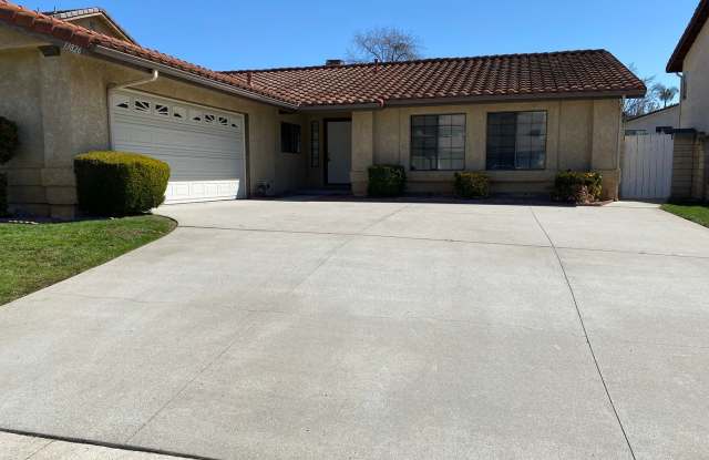 Single story 3 bed, 2 bath Moorpark home with yard photos photos