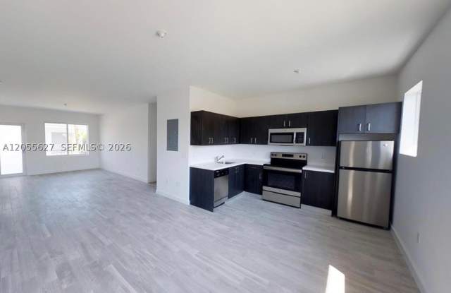 321 S Shore Dr Gallery 3
