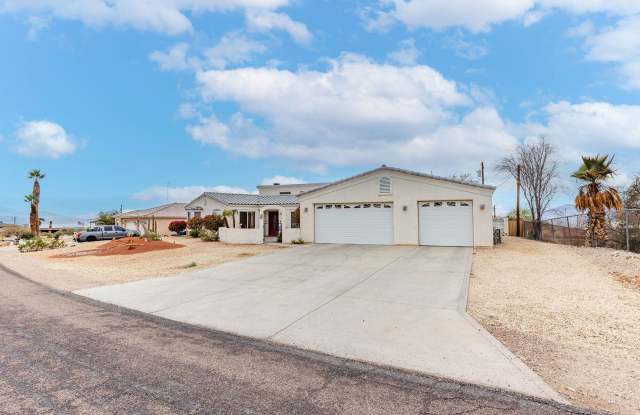 Long Term 4 Bedroom Rental with a Beautiful yard and Putting Green! photos photos