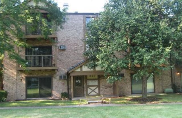 819 South DWYER Avenue - 819 South Dwyer Avenue, Arlington Heights, IL 60005