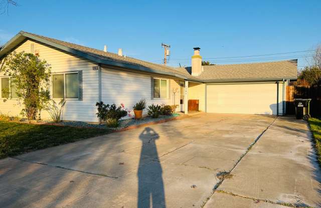 Cute Home in Established Neighborhood Gallery 1